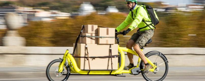French pedal hard on bike cargo